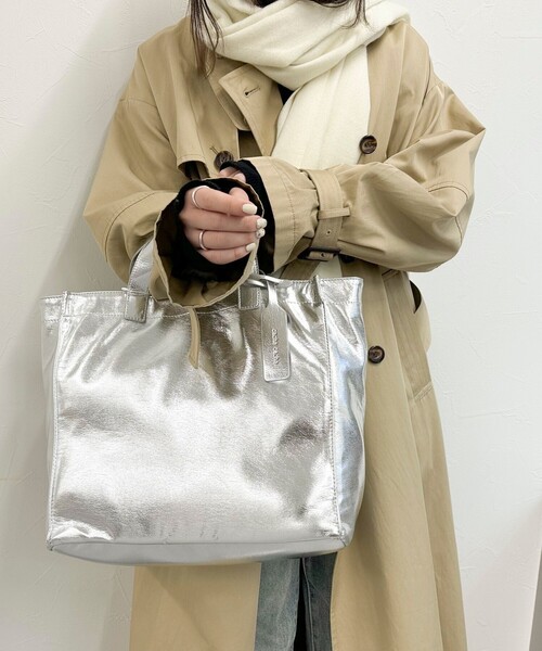 fredy emue（フレディエミュ）の「ソフトメタリックトートバッグ（トートバッグ・レディース・ブロンズ/シルバー・FREE）」の2枚目の写真