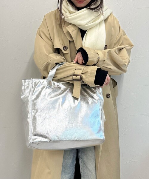 fredy emue（フレディエミュ）の「ソフトメタリックトートバッグ（トートバッグ・レディース・ブロンズ/シルバー・FREE）」の3枚目の写真