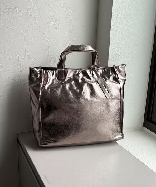 fredy emue（フレディエミュ）の「ソフトメタリックトートバッグ（トートバッグ・レディース・ブロンズ/シルバー・FREE）」の4枚目の写真