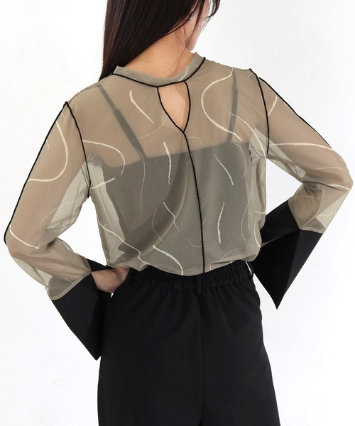 cheriella（シェリエラ）の「【cheriella】WEB限定前後2WAY袖切替マーブルシアートップス WEB LIMITED 2-WAY MARBLE SHEER TOPS WITH CONTRAST SLEEVES（Tシャツ/カットソー・レディース・ブルーグリーン/ネイビー/チャコールグレー/ブラック/ベージュ・M）」の4枚目の写真