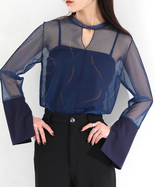 cheriella（シェリエラ）の「【cheriella】WEB限定前後2WAY袖切替マーブルシアートップス WEB LIMITED 2-WAY MARBLE SHEER TOPS WITH CONTRAST SLEEVES（Tシャツ/カットソー・レディース・ブルーグリーン/ネイビー/チャコールグレー/ブラック/ベージュ・M）」の5枚目の写真