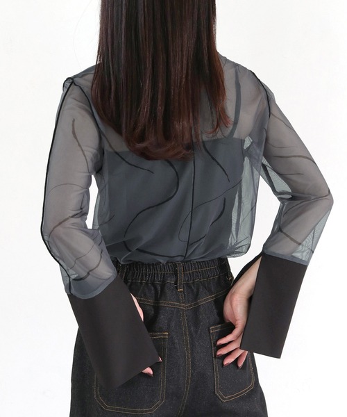 cheriella（シェリエラ）の「【cheriella】WEB限定前後2WAY袖切替マーブルシアートップス WEB LIMITED 2-WAY MARBLE SHEER TOPS WITH CONTRAST SLEEVES（Tシャツ/カットソー・レディース・ブルーグリーン/ネイビー/チャコールグレー/ブラック/ベージュ・M）」の14枚目の写真