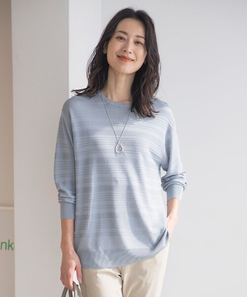 J.PRESS Ladies(J.プレス レディス)の「【WEB限定カラーあり・洗える】SILKY RAYON STRETCH ボーダー ニット(ニット/セーター・レディース・ライトグレー系/ダルブルー系/ネイビー系/ブラウン系・SMALL)」の4枚目の写真