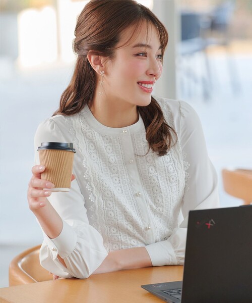 Tiaclasse（ティアクラッセ）の「レースブラウス（シャツ/ブラウス・レディース・オフホワイト/ブラック/ネイビー/ピンク/ライトグレー/ピンク系・S/M/L）」の9枚目の写真