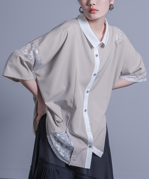 kOhAKU（コハク）の「『シアー切り替えシャツ』（シャツ/ブラウス・レディース・チャコール/ライトグレー・FREE）」の2枚目の写真