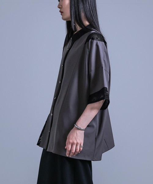 kOhAKU（コハク）の「『シアー切り替えシャツ』（シャツ/ブラウス・レディース・チャコール/ライトグレー・FREE）」の4枚目の写真