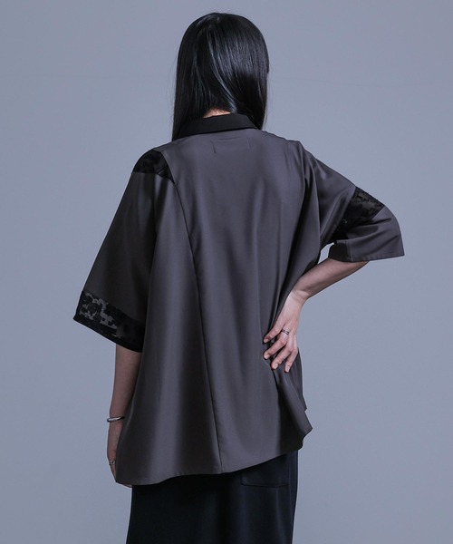 kOhAKU（コハク）の「『シアー切り替えシャツ』（シャツ/ブラウス・レディース・チャコール/ライトグレー・FREE）」の5枚目の写真