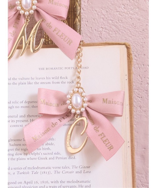 Maison de FLEUR（メゾンドフルール）の「イニシャルリボンパールチャーム（チャーム・レディース・K/L/M/N/G/I/R/Y/A/H/J/C/D/E/F/S/T・FREE）」の2枚目の写真