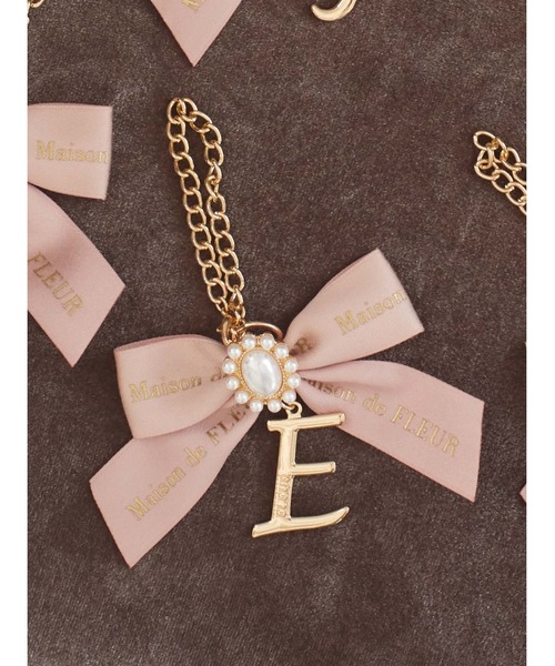 Maison de FLEUR（メゾンドフルール）の「イニシャルリボンパールチャーム（チャーム・レディース・K/L/M/N/G/I/R/Y/A/H/J/C/D/E/F/S/T・FREE）」の4枚目の写真