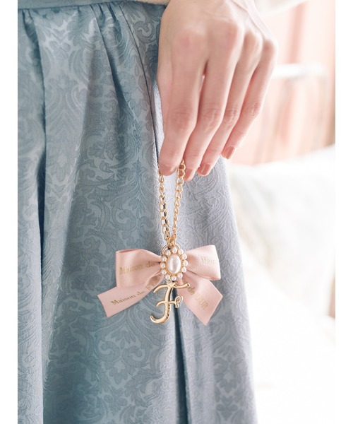 Maison de FLEUR（メゾンドフルール）の「イニシャルリボンパールチャーム（チャーム・レディース・K/L/M/N/G/I/R/Y/A/H/J/C/D/E/F/S/T・FREE）」の5枚目の写真