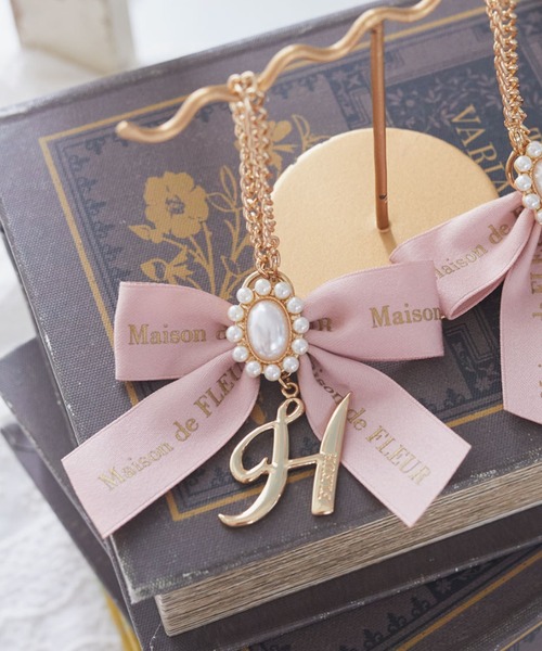 Maison de FLEUR（メゾンドフルール）の「イニシャルリボンパールチャーム（チャーム・レディース・K/L/M/N/G/I/R/Y/A/H/J/C/D/E/F/S/T・FREE）」の7枚目の写真