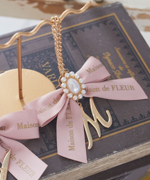 Maison de FLEUR（メゾンドフルール）の「イニシャルリボンパールチャーム（チャーム・レディース・K/L/M/N/G/I/R/Y/A/H/J/C/D/E/F/S/T・FREE）」の12枚目の写真