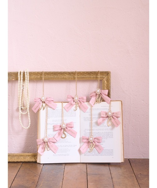 Maison de FLEUR（メゾンドフルール）の「イニシャルリボンパールチャーム（チャーム・レディース・K/L/M/N/G/I/R/Y/A/H/J/C/D/E/F/S/T・FREE）」の21枚目の写真