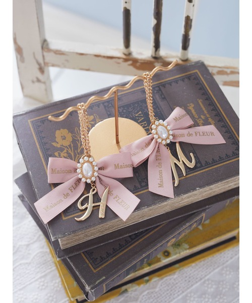 Maison de FLEUR（メゾンドフルール）の「イニシャルリボンパールチャーム（チャーム・レディース・K/L/M/N/G/I/R/Y/A/H/J/C/D/E/F/S/T・FREE）」の18枚目の写真
