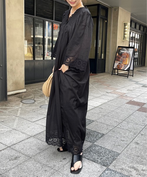 Meli rich（メリーリッチ）の「コットンボイル×リバーレースシャーリングギャザーワンピース（ワンピース・レディース・グレイッシュベージュ/ブラック・FREE）」の2枚目の写真