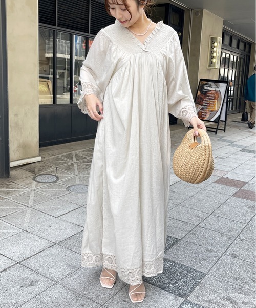 Meli rich（メリーリッチ）の「コットンボイル×リバーレースシャーリングギャザーワンピース（ワンピース・レディース・グレイッシュベージュ/ブラック・FREE）」の3枚目の写真