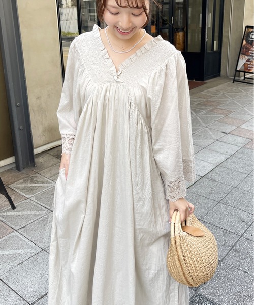 Meli rich（メリーリッチ）の「コットンボイル×リバーレースシャーリングギャザーワンピース（ワンピース・レディース・グレイッシュベージュ/ブラック・FREE）」の6枚目の写真