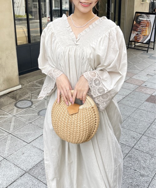 Meli rich（メリーリッチ）の「コットンボイル×リバーレースシャーリングギャザーワンピース（ワンピース・レディース・グレイッシュベージュ/ブラック・FREE）」の5枚目の写真