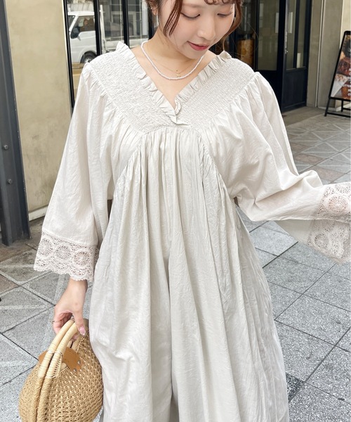 Meli rich（メリーリッチ）の「コットンボイル×リバーレースシャーリングギャザーワンピース（ワンピース・レディース・グレイッシュベージュ/ブラック・FREE）」の7枚目の写真