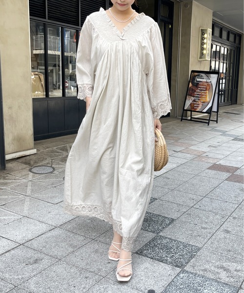 Meli rich（メリーリッチ）の「コットンボイル×リバーレースシャーリングギャザーワンピース（ワンピース・レディース・グレイッシュベージュ/ブラック・FREE）」の8枚目の写真