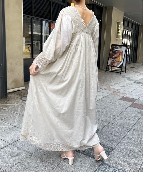 Meli rich（メリーリッチ）の「コットンボイル×リバーレースシャーリングギャザーワンピース（ワンピース・レディース・グレイッシュベージュ/ブラック・FREE）」の9枚目の写真