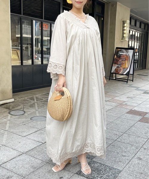 Meli rich（メリーリッチ）の「コットンボイル×リバーレースシャーリングギャザーワンピース（ワンピース・レディース・グレイッシュベージュ/ブラック・FREE）」の10枚目の写真