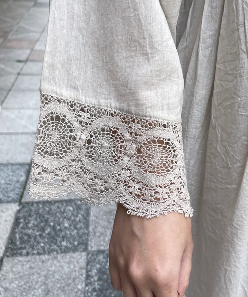 Meli rich（メリーリッチ）の「コットンボイル×リバーレースシャーリングギャザーワンピース（ワンピース・レディース・グレイッシュベージュ/ブラック・FREE）」の11枚目の写真