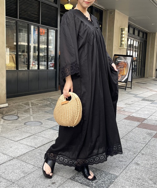 Meli rich（メリーリッチ）の「コットンボイル×リバーレースシャーリングギャザーワンピース（ワンピース・レディース・グレイッシュベージュ/ブラック・FREE）」の14枚目の写真