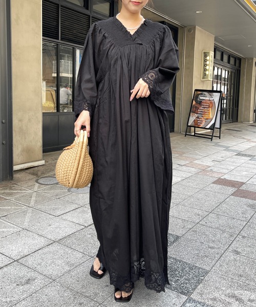 Meli rich（メリーリッチ）の「コットンボイル×リバーレースシャーリングギャザーワンピース（ワンピース・レディース・グレイッシュベージュ/ブラック・FREE）」の13枚目の写真