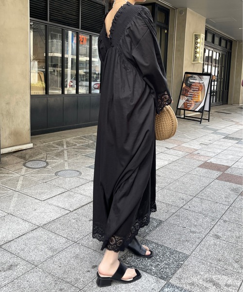 Meli rich（メリーリッチ）の「コットンボイル×リバーレースシャーリングギャザーワンピース（ワンピース・レディース・グレイッシュベージュ/ブラック・FREE）」の15枚目の写真