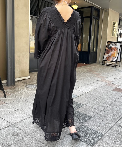 Meli rich（メリーリッチ）の「コットンボイル×リバーレースシャーリングギャザーワンピース（ワンピース・レディース・グレイッシュベージュ/ブラック・FREE）」の16枚目の写真