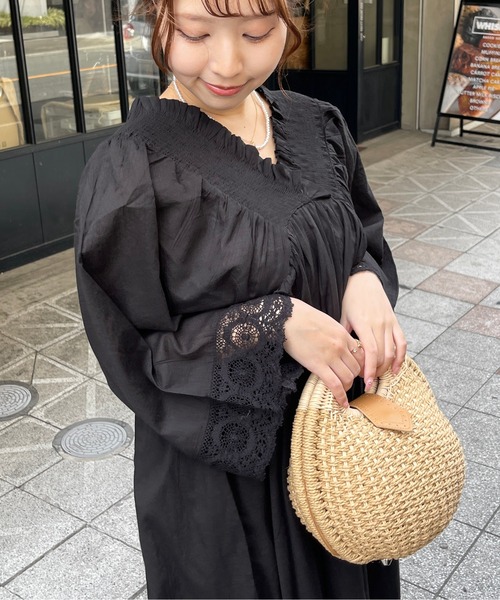 Meli rich（メリーリッチ）の「コットンボイル×リバーレースシャーリングギャザーワンピース（ワンピース・レディース・グレイッシュベージュ/ブラック・FREE）」の18枚目の写真