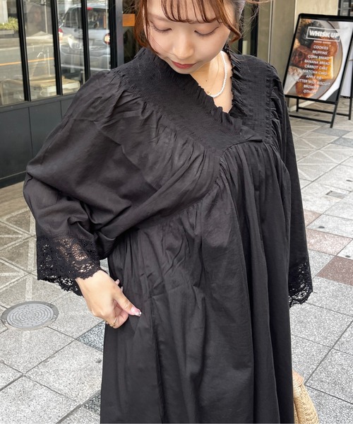 Meli rich（メリーリッチ）の「コットンボイル×リバーレースシャーリングギャザーワンピース（ワンピース・レディース・グレイッシュベージュ/ブラック・FREE）」の21枚目の写真