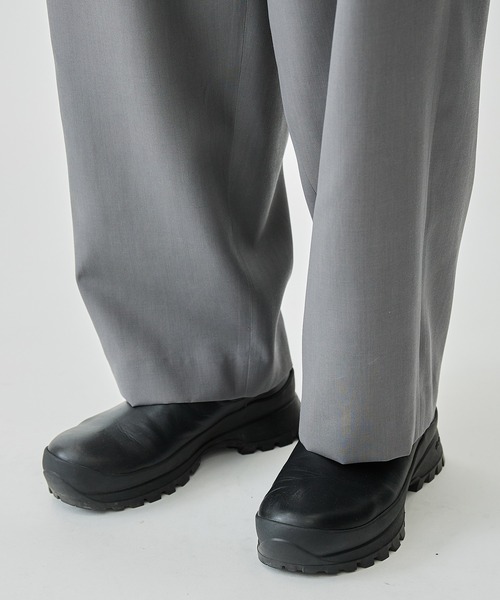 UJOH(ウジョー)の「Wide 2Tuck PNT(スラックス・メンズ・ブラック/グレー・2/3)」の4枚目の写真