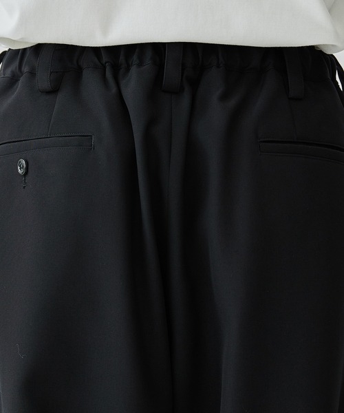 UJOH(ウジョー)の「Wide 2Tuck PNT(スラックス・メンズ・ブラック/グレー・2/3)」の11枚目の写真