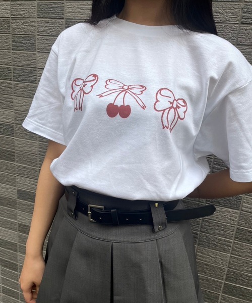 fiere(フィエール)の「リボン×チェリー半袖Tシャツ(Tシャツ/カットソー・レディース・ホワイト・M/L)」の1枚目の写真