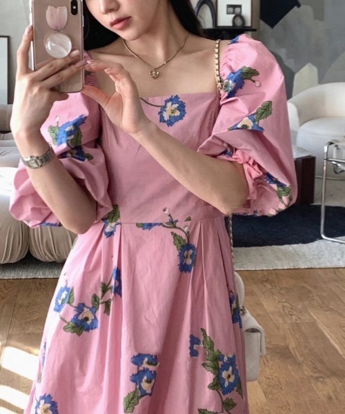 N.s(エヌドットエス)の「パフスリーブスクエアネック花柄ワンピース(ワンピース・レディース・ホワイト/ブラック/パープル/ピンク/グリーン・S/M)」の5枚目の写真