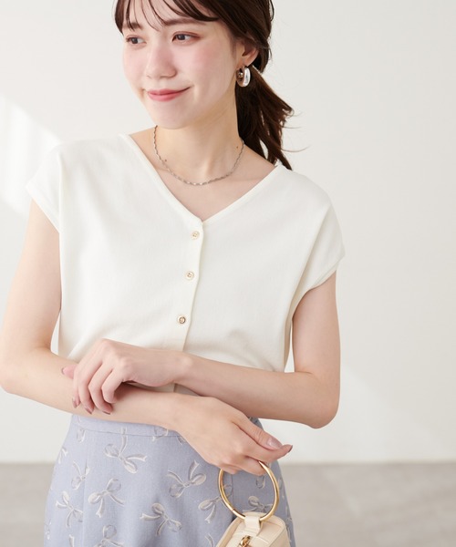 natural couture(ナチュラルクチュール)の「UV&接触冷感金釦Vニット(キャミソール・レディース・ピンク/ベージュ/その他1/オフホワイト/ブルー/グレイッシュベージュ/ブラック・FREE)」の2枚目の写真