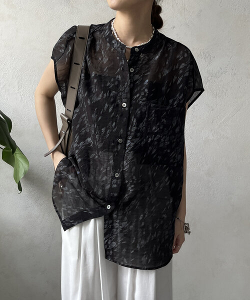 DouDou(ドゥドゥ)の「シアープリントフレンチシャツ(シャツ/ブラウス・レディース・ブラック/オフホワイト/ベージュ・FREE)」の1枚目の写真