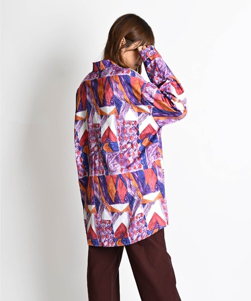 MARAI(マーライ)の「トライバル柄 長袖総柄シャツ オーバーサイズ(シャツ/ブラウス・レディース・パープル・SMALL/LARGE)」の5枚目の写真
