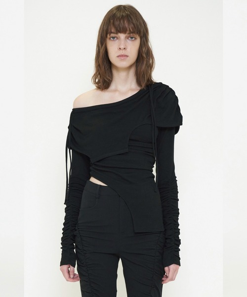 VIAVANDA（ヴィアヴァンダ）の「DEFORMATION OFF SHOULDER TOP（Tシャツ/カットソー・レディース・ブラック/ホワイト・FREE）」の2枚目の写真