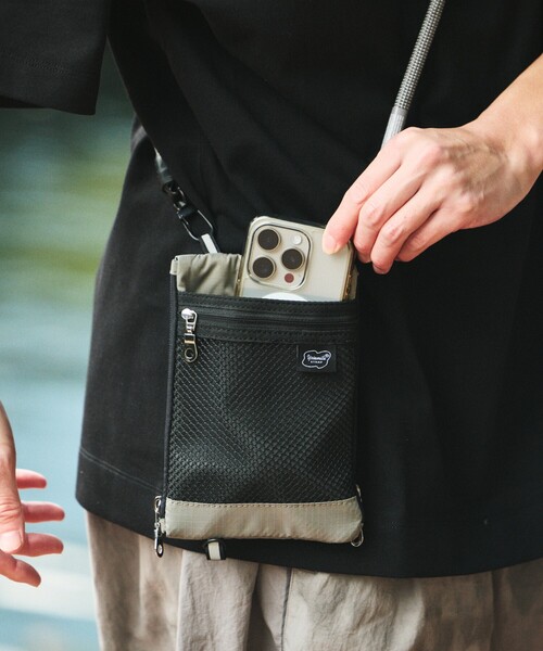 FREAK'S STORE(フリークスストア)の「YOSEMITE STRAP/ヨセミテストラップ 別注REFLECT PHONE BAG(スマホグッズ・メンズ・ブラック/ライトグレー・ONE SIZE)」の2枚目の写真