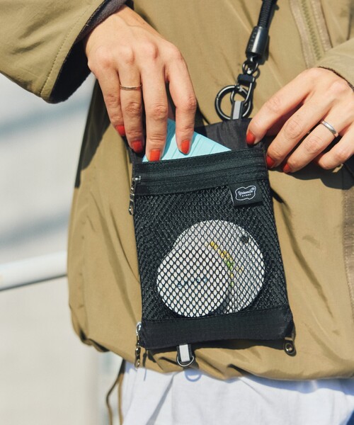 FREAK'S STORE(フリークスストア)の「YOSEMITE STRAP/ヨセミテストラップ 別注REFLECT PHONE BAG(スマホグッズ・メンズ・ブラック/ライトグレー・ONE SIZE)」の1枚目の写真