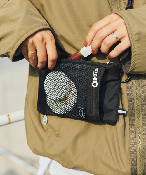 FREAK'S STORE(フリークスストア)の「YOSEMITE STRAP/ヨセミテストラップ 別注REFLECT PHONE BAG(スマホグッズ・メンズ・ブラック/ライトグレー・ONE SIZE)」の3枚目の写真