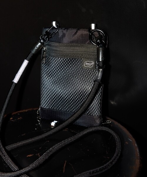 FREAK'S STORE(フリークスストア)の「YOSEMITE STRAP/ヨセミテストラップ 別注REFLECT PHONE BAG(スマホグッズ・メンズ・ブラック/ライトグレー・ONE SIZE)」の4枚目の写真