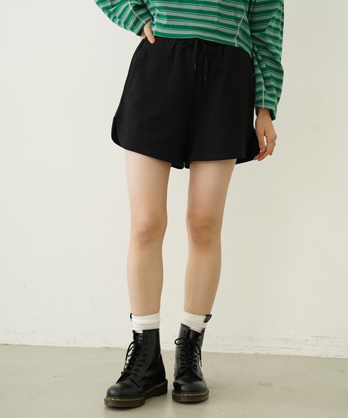 MILKFED.(ミルクフェド)の「STENCIL LOGO DAILY SWEAT SHORTS(スウェットパンツ・レディース・ブラック/オリーブ/ライトグリーン/オートミール・S/M)」の2枚目の写真