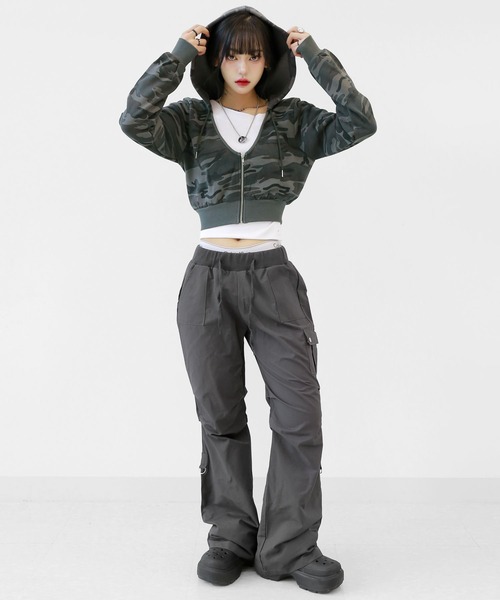 minsobi(ミンソビ)の「クロップド ワンショルダートップス(Tシャツ/カットソー・レディース・チャコール/ホワイト/ブラック・FREE)」の12枚目の写真