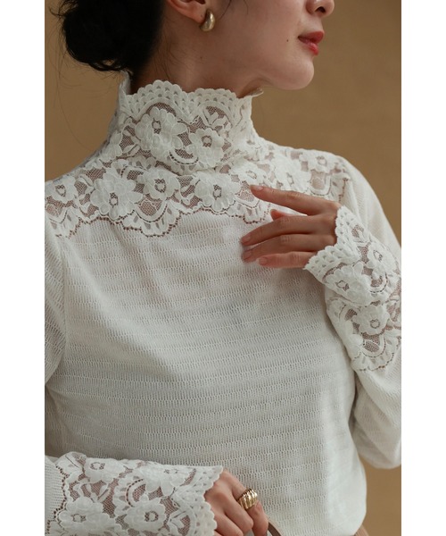 cawaii(カワイイ)の「デコルテと手元に映える白花レースカットソートップス(Tシャツ/カットソー・レディース・ホワイト・FREE)」の1枚目の写真