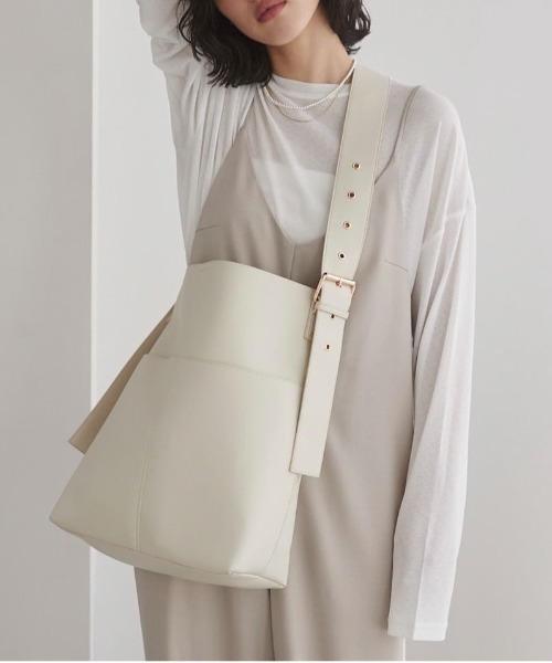 ANGIE（アンジー）の「ワンハンドル２WAYショルダーバッグ（ショルダーバッグ・レディース・アイボリー/ブラック・FREE）」の4枚目の写真