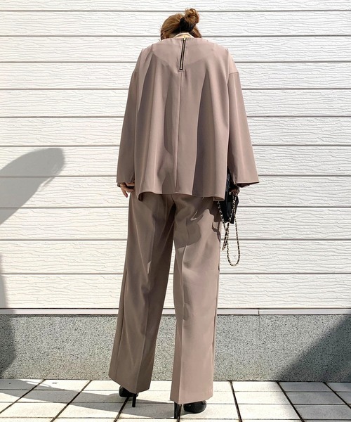 Q(キュー)の「クルーネック スリットスリーブブラウス(シャツ/ブラウス・レディース・ブラック/グレイッシュベージュ・MEDIUM)」の22枚目の写真